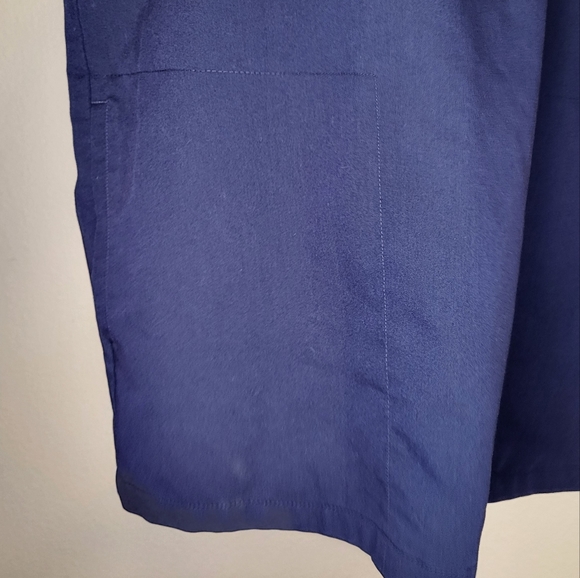 Figs Chisec Three Pocket Scrub Shirt in Navy Blue, size Medium - Picture 4 of 7